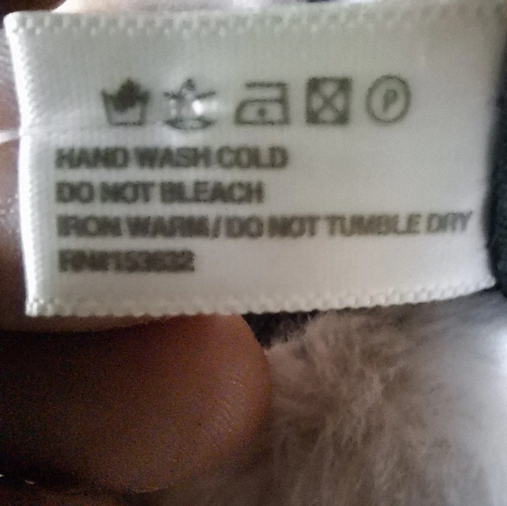 An unbranded pink leopard print fur bucket hat. OSFM.